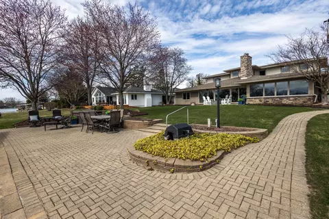 714 Ranveen Dr, White Lake, MI 48386