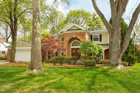 32848 White Oaks Trl, Beverly Hills, MI 48025
