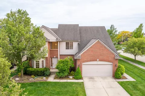 17280 Breckenridge Dr, Clinton Township, MI 48038