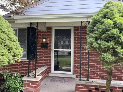 2176 Cumberland Dr, Troy, MI 48085