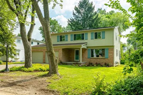 2709 Kimberley Rd, Ann Arbor, MI 48104