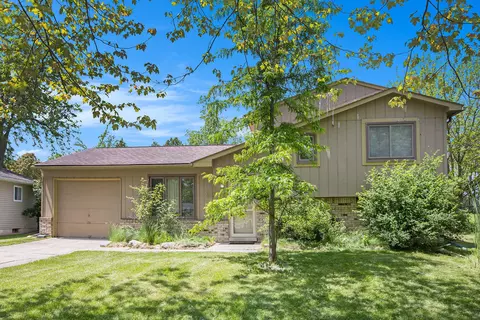 9047 Arlington Dr, Superior, MI 48198