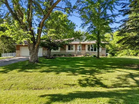1227 Taos Dr, Fenton, MI 48430