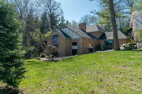 4693 Gallagher Rd, Oakland, MI 48306