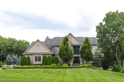 71 Knorrwood Dr, Oakland, MI 48306