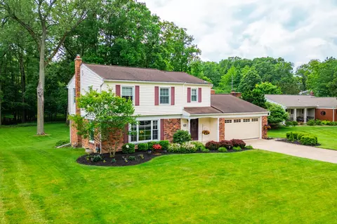 8135 Wood Dr, Grosse Ile, MI 48138