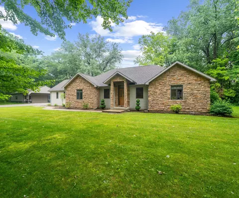 8650 Mary Meadows Dr, Bedford, MI 48182