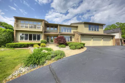 8453 Harbortowne Dr, Springfield, MI 48348