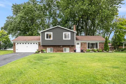 527 Berry Patch Ln, White Lake, MI 48386