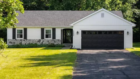 3395 Simsbury Dr, Pinckney, MI 48169