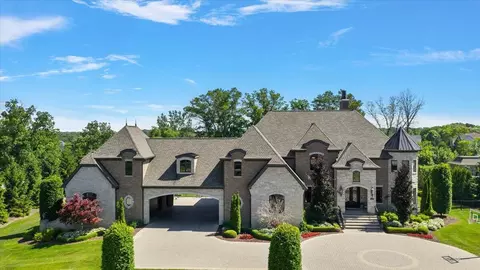 1988 Christenbury Ct, Rochester Hills, MI 48306