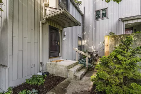 2174 Overlook Ct, Ann Arbor, MI 48103