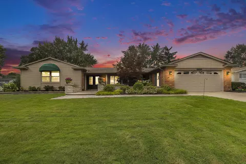 25847 Castlereigh Dr, Farmington Hills, MI 48336