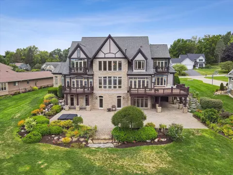 4349 Island View Dr, Fenton, MI 48430