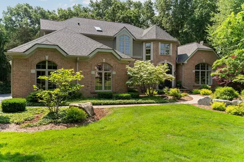 8400 Cedar Hills Dr, Webster, MI 48130