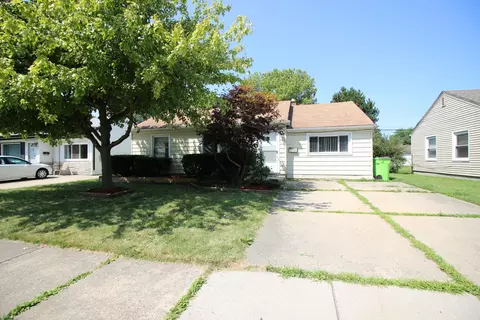 27241 Woodmont St, Roseville, MI 48066