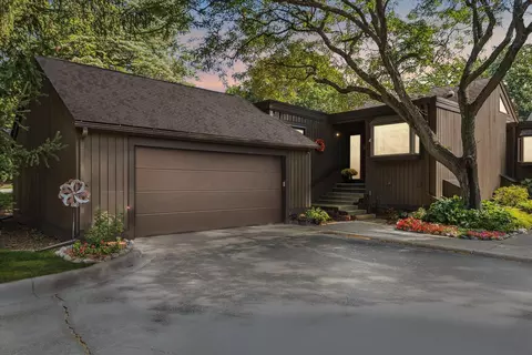 4 Eastbury Ct, Ann Arbor, MI 48105