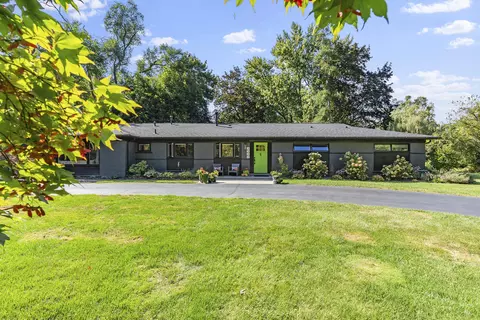 4860 Tullamore Dr, Bloomfield Hills, MI 48304