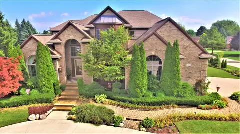 6768 Merrick Dr, Troy, MI 48098