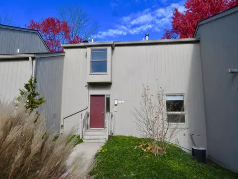2134 Overlook Ct, Ann Arbor, MI 48103