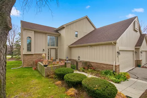 37692 N Laurel Park Dr, Livonia, MI 48152