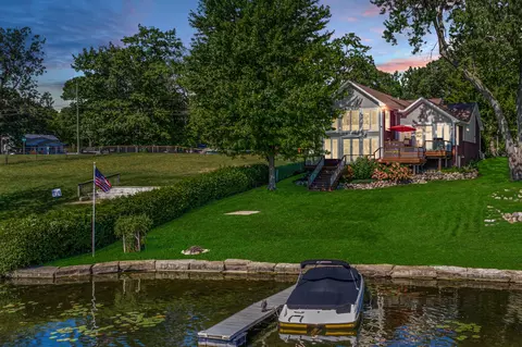 3984 Lamont Dr, Waterford, MI 48329