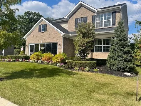 10685 Scarlet Oak Dr, Superior, MI 48198