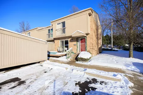 1472 Oakbrook East Dr, Rochester, MI 48307