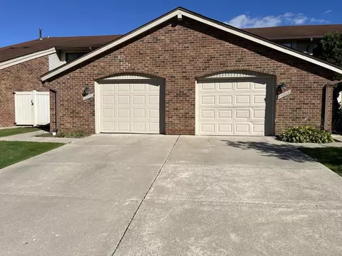 29077 Tiffany Dr W, Southfield, MI 48034