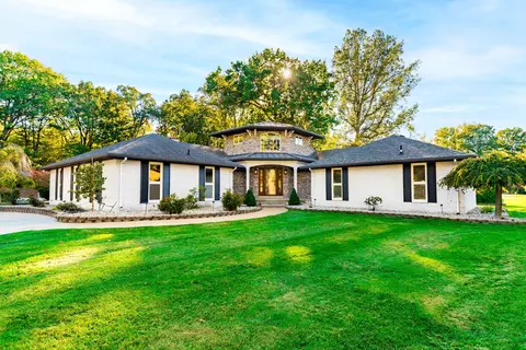 26036 Parke Ln, Grosse Ile, MI 48138