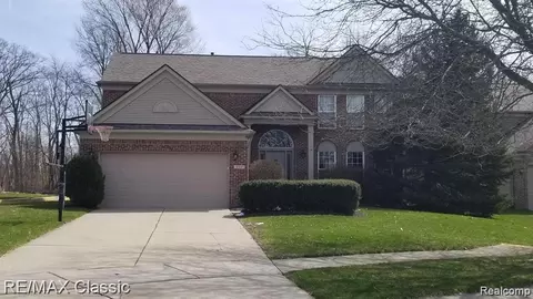 832 Wood Run, South Lyon, MI 48178