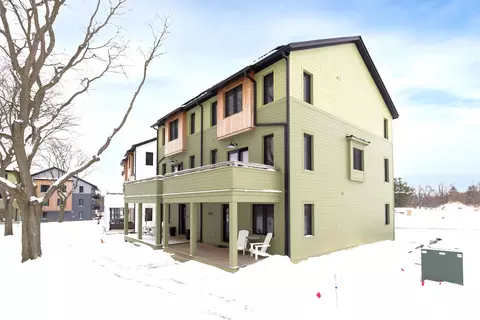 2292 Greenway Trl, Ann Arbor, MI 48104