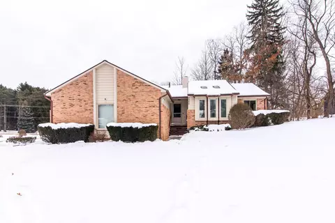 8984 S Christine Dr, Brighton, MI 48114