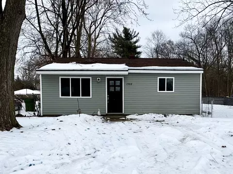 1586 Valley Dr, Highland, MI 48356