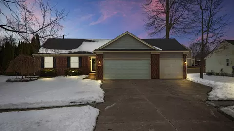 9417 Sandlewood Dr, Northfield, MI 48189