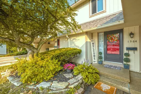 1564 Charter Oak Dr, Rochester Hills, MI 48309