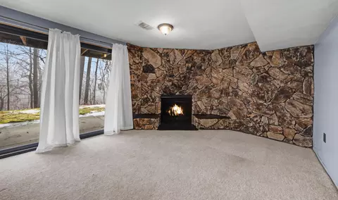 1564 Charter Oak Dr, Rochester Hills, MI 48309