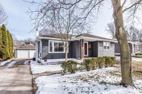 731 Taylor St, Chelsea, MI 48118