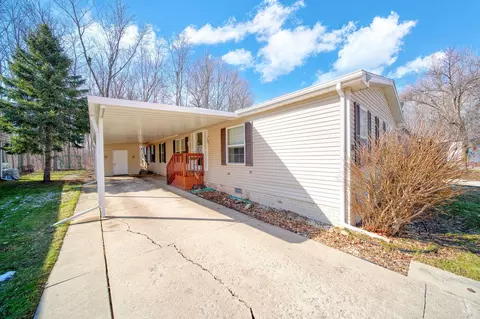 909 Savannah River Dr, Adrian, MI 49221