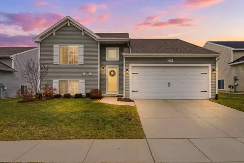 2744 Sycamore River Dr, Handy, MI 48836