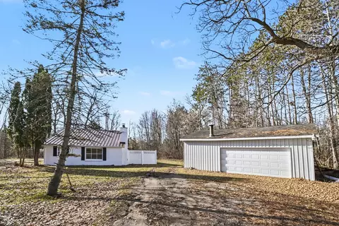 8846 E State Rd, Bath, MI 48840