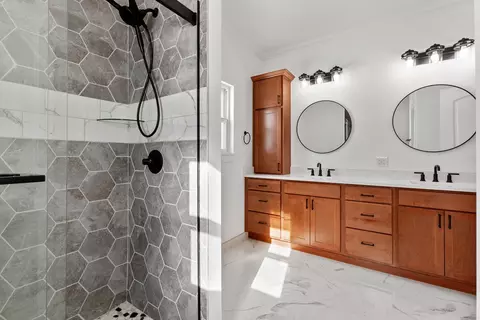 Bath - 4909 Schmitz Ct, Adrian, MI 49221 photo 3 of 6