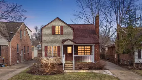 1218 Roslyn Rd, Grosse Pointe Woods, MI 48236