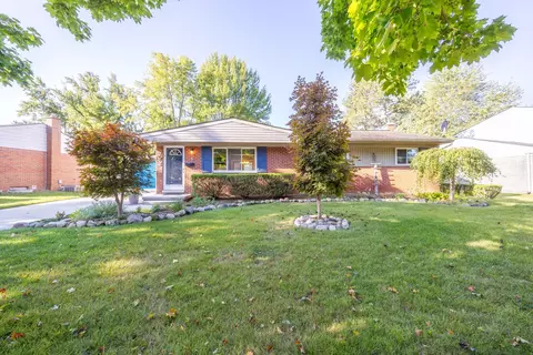 282 Nichols Dr, Saline, MI 48176