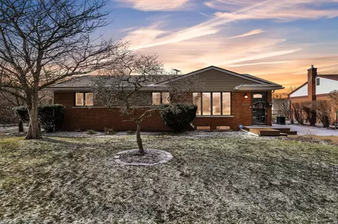 35901 Dover St, Livonia, MI 48150