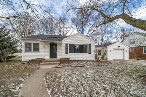 912 W Silver Lake Rd, Fenton, MI 48430