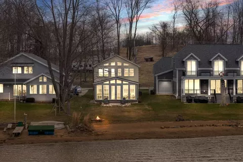 468 Pentecost Hwy, Franklin, MI 49265
