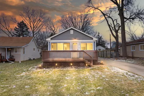 3995 Cresthaven Dr, Waterford, MI 48328
