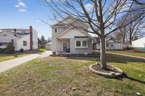 8915 Deering St, Livonia, MI 48150