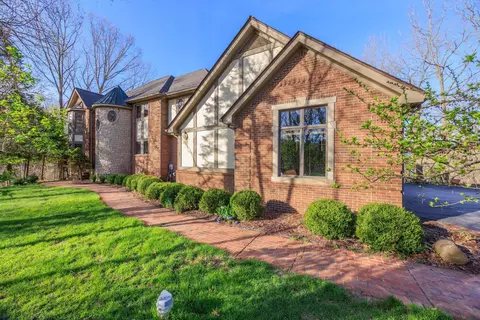 1260 Silverbell Rd, Oakland, MI 48306